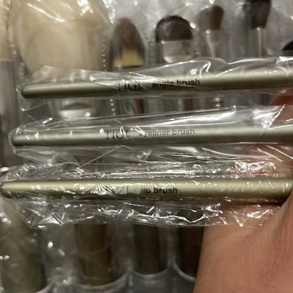 TIGI Cosmetics - Picture 6 of 6